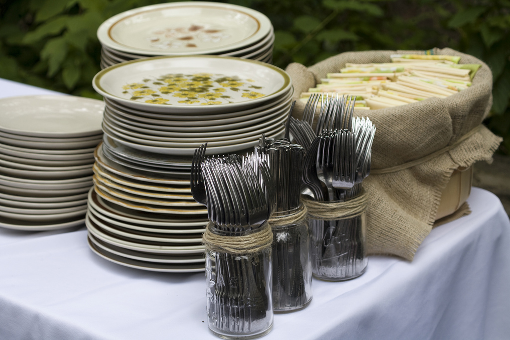 Budget Bride Tip For June 11 Buy Dishes For The Wedding Dinner